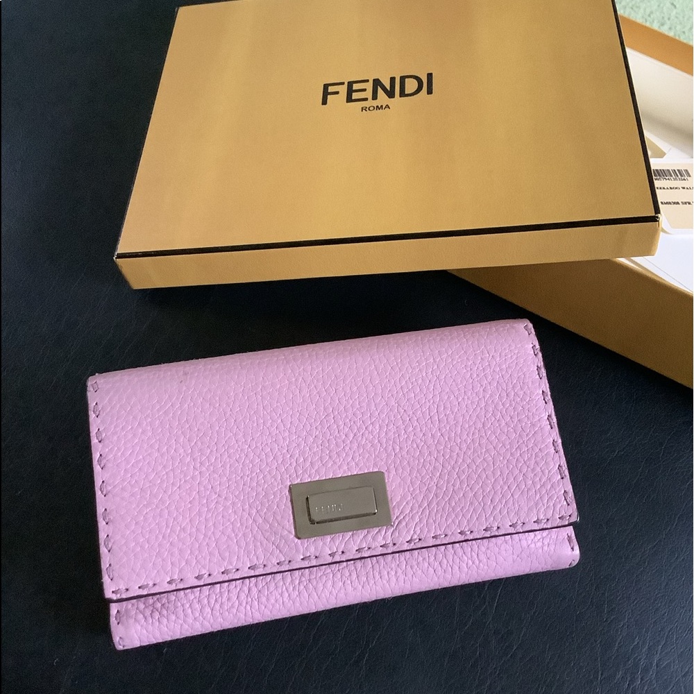 Very NICE Authentic FENDI SELLERIA wallet 👛🌸👛🌸👛